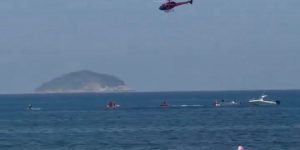 Avião de publicidade cai na praia de Copacabana