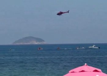 Avião de publicidade cai na praia de Copacabana