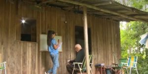 Menina de 11 anos ensina bisavô a ler e escrever, uma lição de amor