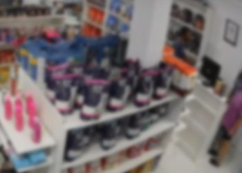 Homem pede desculpas durante assalto a petshop em Curitiba