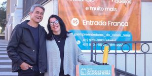Admilson Alves de Almeida e Mirela Engel de Almeida, organizadores da feira.