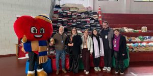 Mascote da Campanha do Agasalho de Pinhais Zé Cachecol , Reitor da Fapi Marcelo Gallina. Prefeita de Pinhais Rosa Maria de Jesus Colombo e equipe da Fapi com as doações arrecadadas em gincana acadêmica.