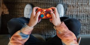 m de uma pessoa jogando com o controle do Xbox Series