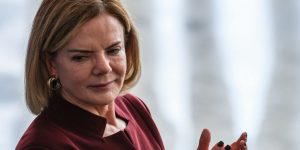 Gleisi Hoffmann critica permanência de Derrite na relatoria do PL Antifacção