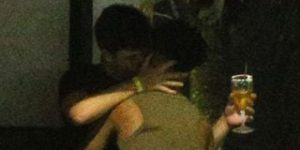 Sardinha de 'Vale Tudo', Lucas Leto troca beijos com Alvaro, do 'Dança dos Famosos 2025', e esquenta clima em quiosque de praia