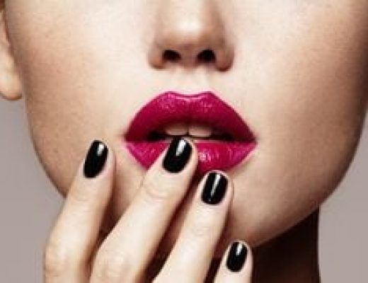 Unhas vermelhas no Natal 2025: designs elegantes e sofisticados