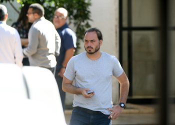 m colorida de Carlos Bolsonaro