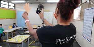 Medida provisória prevê aumento maior que a inflação em salário de professor da rede pública