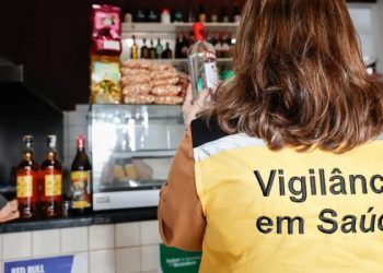 Fiscalização em bar de São Paulo após casos de bebidas adulteradas com metanol