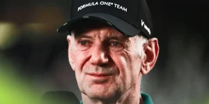 m mostra Adrian Newey sendo entrevistado enquanto usa um boné da Aston Martin. Foto