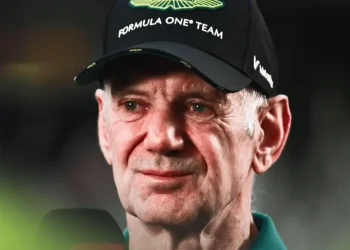 m mostra Adrian Newey sendo entrevistado enquanto usa um boné da Aston Martin. Foto