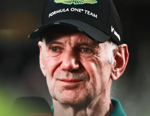 m mostra Adrian Newey sendo entrevistado enquanto usa um boné da Aston Martin. Foto