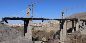 Ponte B1, que liga cidades de Teerã e Karaj, no Irã, que foi bombardeada — Foto: