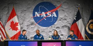 Foto: 1 de 2 Astronautas da missão Artemis II durante coletiva de imprensa nesta