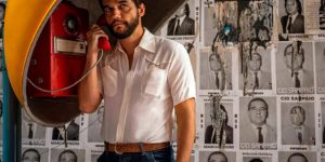 O ator Wagner Moura em cena do filme 'O Agente Secreto'
