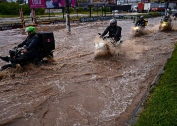 Motoristas enfrentam área alagada na entrada do município de Mauá (SP