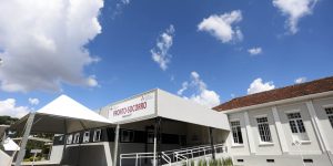 Hospital Regional da Lapa - inauguração do novo pronto socorro - diretor da unidade, Geci Labres de Souza com novos equipamentos