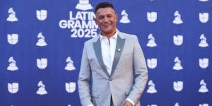 Alejandro Sanz no tapete vermelho do Grammy Latino 2025  • Omar Vega/FilmMagic