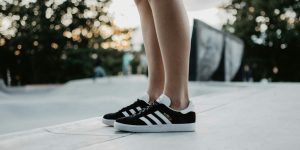 10 cuidados na compra de tênis Adidas online sem erro
