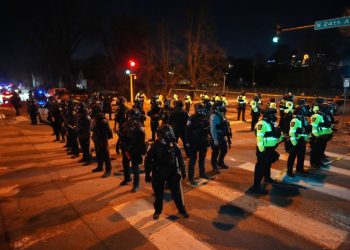 Minneapolis enfrenta escalada de tensões com operações agressivas de imigração