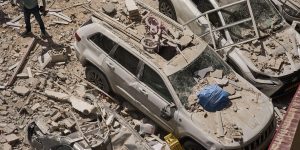 Manifestantes invadem consulado do Kuwait após foguetes disparados do Kuwait ati