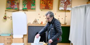 Um homem vota em uma seção eleitoral em Budapeste, Hungria, domingo, 12 de abril