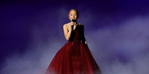Ariana Grande se apresentando no Oscar de 2025
