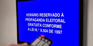Foto: 1 de 1 Imagem ilustrativa de um televisor com logotipo da propaganda eleit