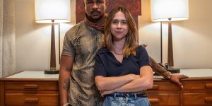 m colorida de Daphne Bozaski e Xamã caracterizados em Três Graças