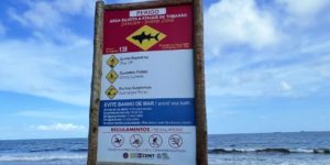 colorida de placa de sinalização sobre área sujeita a incidentes com tubarão no litoral de Pernambuco - Metrópoles