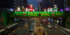 Vista da decoração de Natal instalada na avenida Paulista, em São Paulo