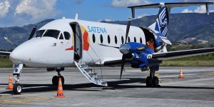 m colorida mostra avião da empresa Satena - Metrópoles