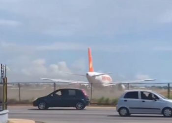 Avião do governo venezuelano derruba cerca em aeroporto