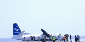 Avião com 55 pessoas sai da pista e pousa em praia na Somália
