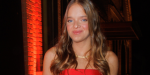 Rafaella Justus escolhe vestido de gala com saia ampla e tecido acetinado para evento