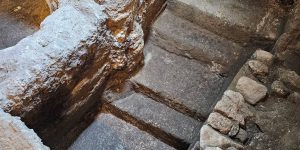 m colorida mostra banheiro de purificação em Israel - Metrópoles