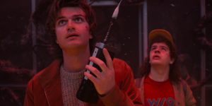 m colorida de Joe Keery como Steve Harrington e Gaten Matarazzo como Dustin Henderson em Stranger Things