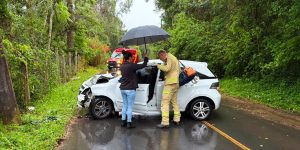 bate-carro-poste-bairro-taboao-curitiba-acidente