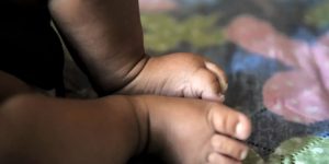 Saúde de bebê presa pelo ICE se deteriora e gera polêmica