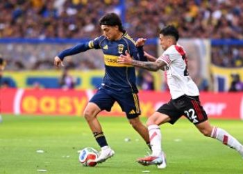 Boca Juniors e River Plate durante Superclásico na Bombonera