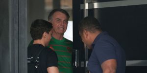 Jair Bolsonaro é preso pela Polícia Federal em decisão de Moraes