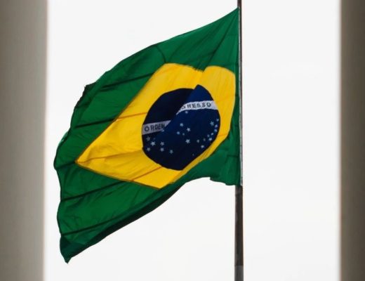 Datafolha revela que 35% dos brasileiros se identificam à direita