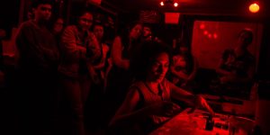 Pretícia Jerônimo ministra oficina sobre processos fotográficos analógicos e históricos, pesquisa que dá origem à residência artística “Luz Negra: De Volta ao Quarto Escuro”. Na foto de Léco Souza, imagem registra uma das experiências formativas conduzidas pela artista com a turma de Licenciatura em Artes Visuais da Faculdade de Belas Artes do Paraná, em 2018.