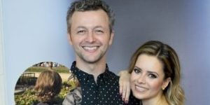 Relacionamento aberto? Lucas Lima beija outra mulher durante o Carnaval