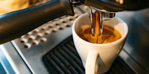 Café nos EUA: preços altos persistem apesar de tarifas reduzidas