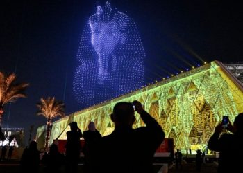 Efeitos de relâmpagos representando a máscara funerária do antigo rei egípcio Tutancâmon iluminam o céu durante a cerimônia de inauguração do Grande Museu Egípc