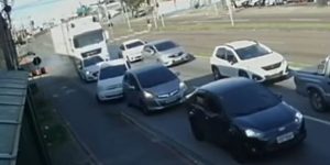 caminhao-atinge-carros-semaforo-sao-jose-pinhais-960x592-1