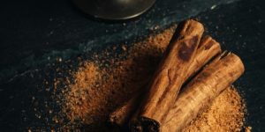 Soprar canela é uma das simpatias de Ano Novo