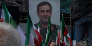 Equipe acompanhou funeral de um general da marinha iraniana — Foto: 1 de 4 Equip
