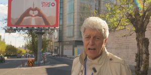 Caco Barcellos mostra outdoor com mensagem de amor a míssil iraniano. — Foto: 1